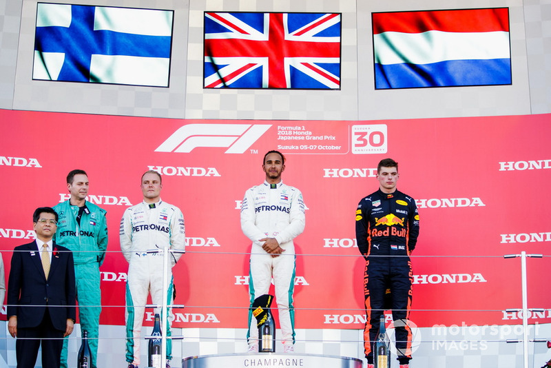 Il secondo classificato Valtteri Bottas, Mercedes AMG F1, il vincitore della gara Lewis Hamilton, Mercedes AMG F1, e il terzo classificato Max Verstappen, Red Bull Racing, sul podio