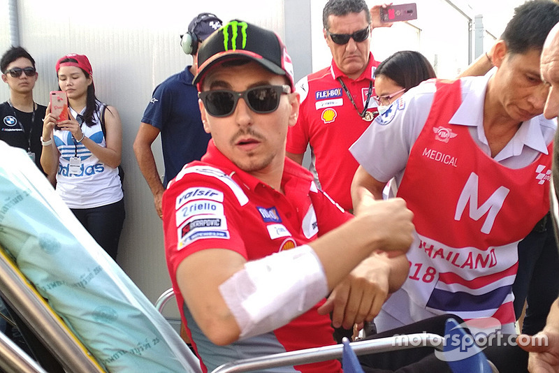 Хорхе Лоренсо, Ducati Team, доправляють до лікарні після аварії