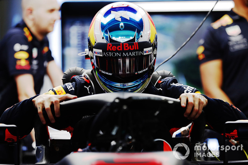 Daniel Ricciardo, Red Bull Racing RB14, sale sulla sua monoposto