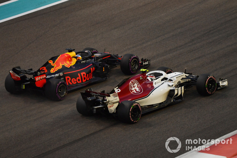 Charles Leclerc, Sauber C37 Y Max Verstappen, Red Bull Racing RB14 battle