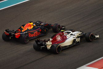 Charles Leclerc, Sauber C37 et Max Verstappen, Red Bull Racing RB14 en lutte
