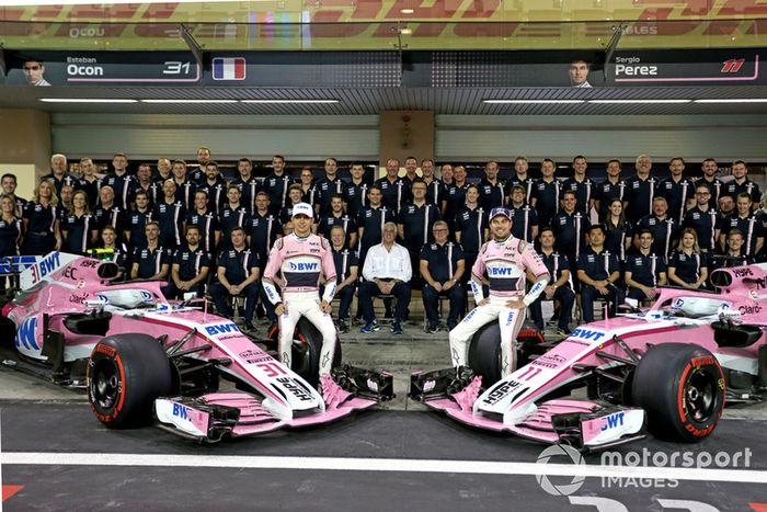 Esteban Ocon, Racing Point Force India y Sergio Pérez, Racing Point Force India en la foto del equipo Racing Point Force India F1