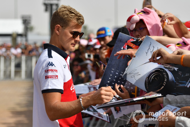 Marcus Ericsson, Sauber signs autographs for the fans