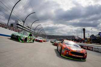 Kevin Harvick, Stewart-Haas Racing, Ford Fusion and #18: Kyle Busch, Joe Gibbs Racing, Toyota Camry leading the field