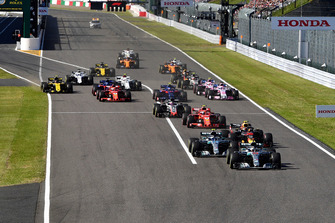 Lewis Hamilton, Mercedes-AMG F1 W09 leads at the start of the race