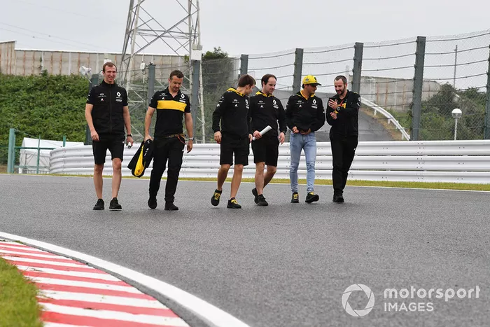 Carlos Sainz Jr., Renault Sport F1 Team camina por el circuito