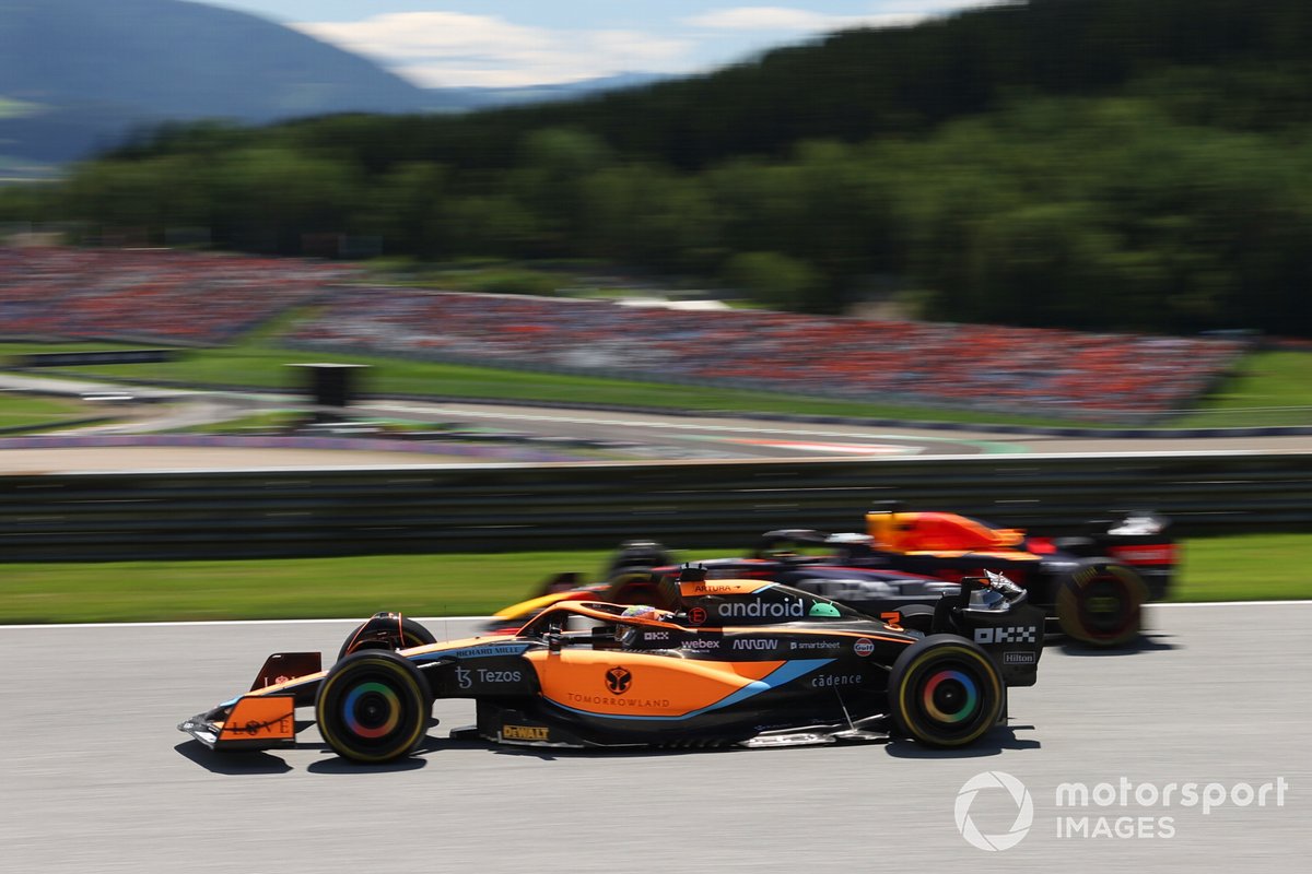 Daniel Ricciardo, McLaren MCL36, dépasse Max Verstappen, Red Bull Racing RB18