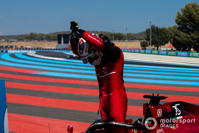 Charles Leclerc, Ferrari F1-75, sale de su coche tras estrellarse en Le Beausset