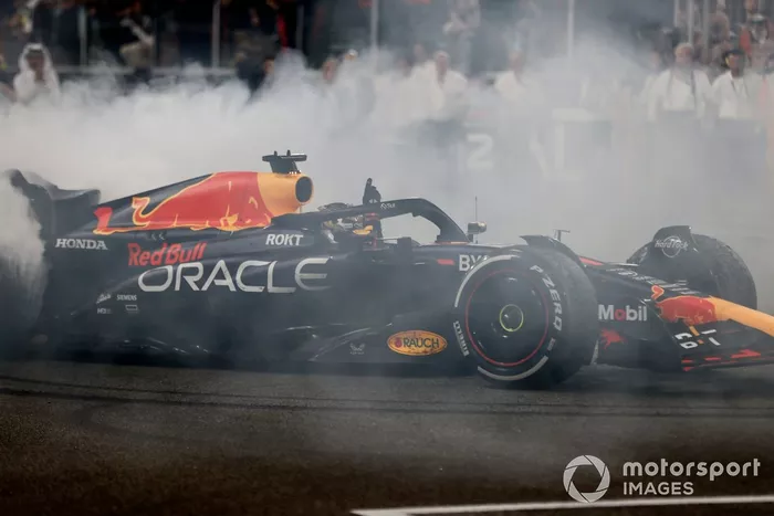 Max Verstappen, Red Bull Racing RB19, 1ª posición, realiza donuts al final de la carrera.
