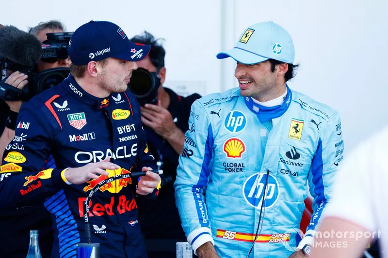 Max Verstappen, Red Bull Racing, et Carlos Sainz, Scuderia Ferrari, en pole position au Parc Ferme après les qualifications