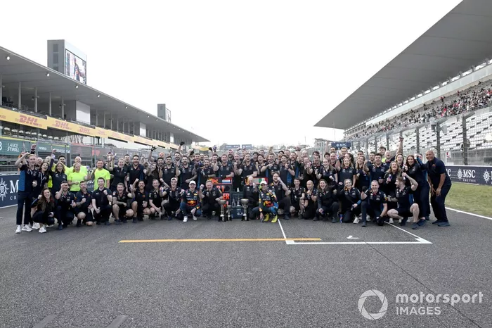 Max Verstappen, Red Bull Racing, 1ère position, Christian Horner, Team Principal, Red Bull Racing, Adrian Newey, Chief Technology Officer, Red Bull Racing, Sergio Perez, Red Bull Racing, 2ème position, et l'équipe Red Bull célèbrent...