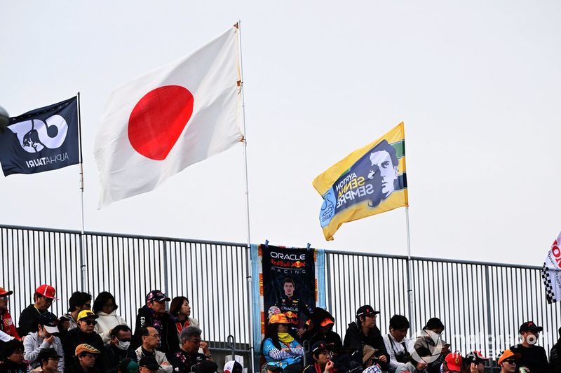 La bandera japonesa ondea sobre una tribuna