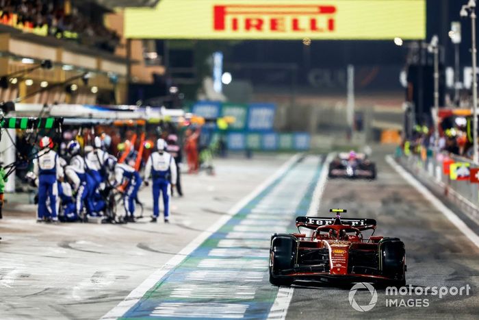Carlos Sainz, Ferrari SF-24, sale de boxes