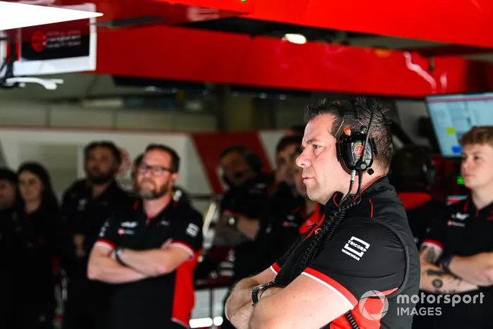 Peter Crolla, Haas F1, au travail dans le garage