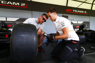 Stoffel Vandoorne, McLaren, Fan Zone'da lastik değiştiriyor