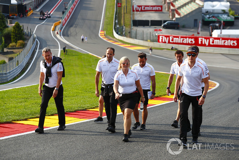 Stoffel Vandoorne, McLaren, walks the circuit with colleagues