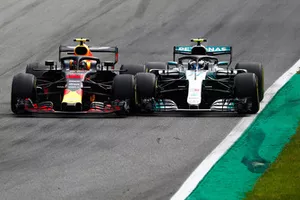 Max Verstappen, Red Bull Racing RB14 Tag Heuer, en lutte avec Valtteri Bottas, Mercedes AMG F1 W09