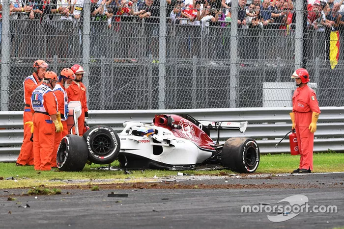 El coche accidentado de Marcus Ericsson, Alfa Romeo Sauber C37 in FP2