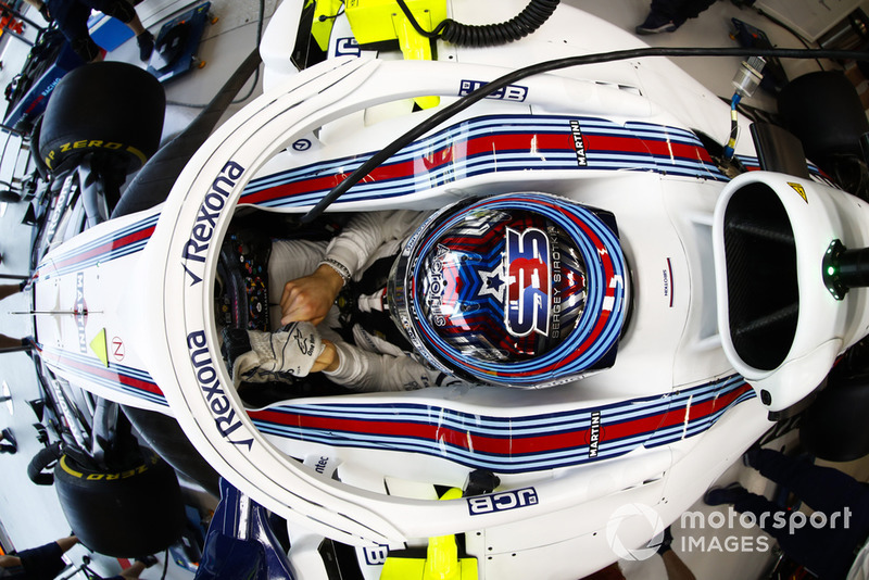 Sergey Sirotkin, Williams Racing, ajuste ses gants dans le cockpit