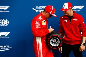 Mick Schumacher presenta a Kimi Raikkonen, Ferrari, con el premio Pirelli Pole Position