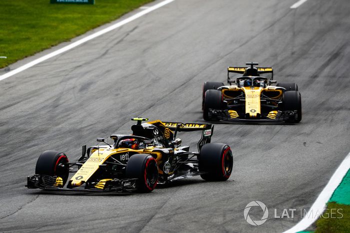 Carlos Sainz Jr., Renault Sport F1 Team RS 18, Nico Hulkenberg, Renault Sport F1 Team RS 18