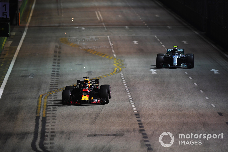 Daniel Ricciardo, Red Bull Racing RB14 e Valtteri Bottas, Mercedes AMG F1 W09 EQ Power+