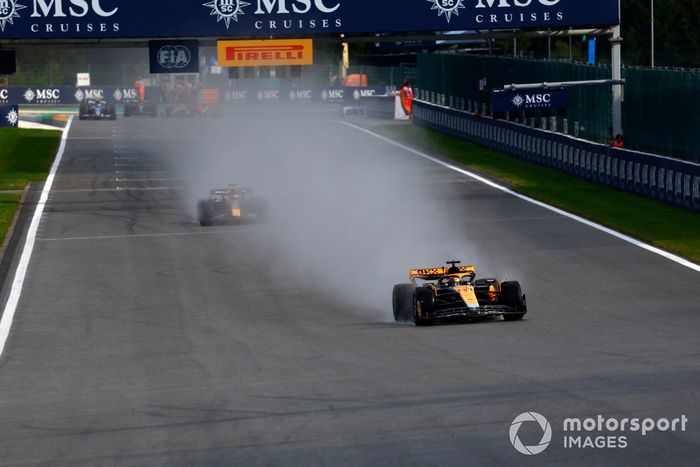 Oscar Piastri, McLaren MCL60, Max Verstappen, Red Bull Racing RB19