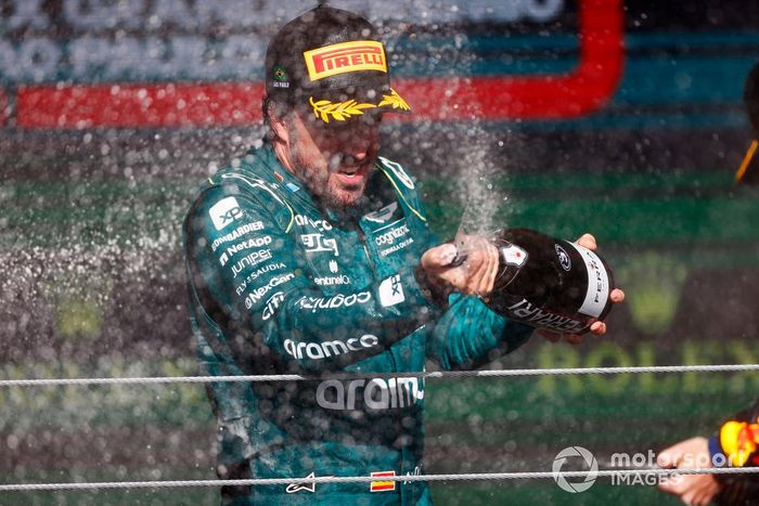 Fernando Alonso, Aston Martin F1 Team, 3ª posición, lo celebra en el podio rociando champán