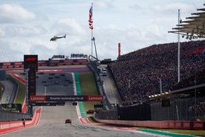 Lando Norris, McLaren MCL60, Charles Leclerc, Ferrari SF-23, lideran la salida.