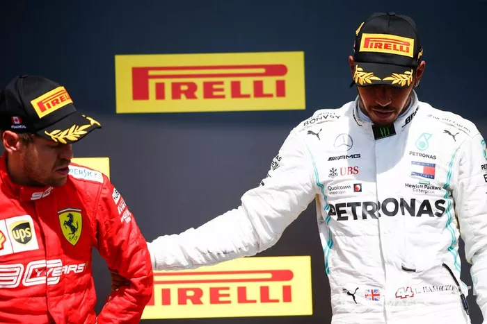 Podio: segundo lugar Sebastian Vettel, Ferrari, 2nd position, y el ganador de la carrera Lewis Hamilton, Mercedes AMG F1