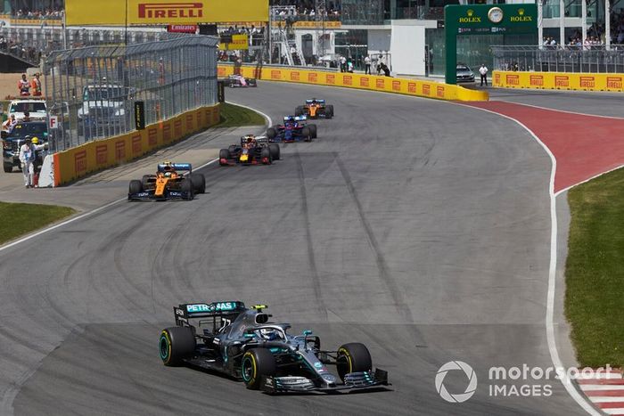 Valtteri Bottas, Mercedes AMG W10, por delante de Lando Norris, McLaren MCL34, and Max Verstappen, Red Bull Racing RB15