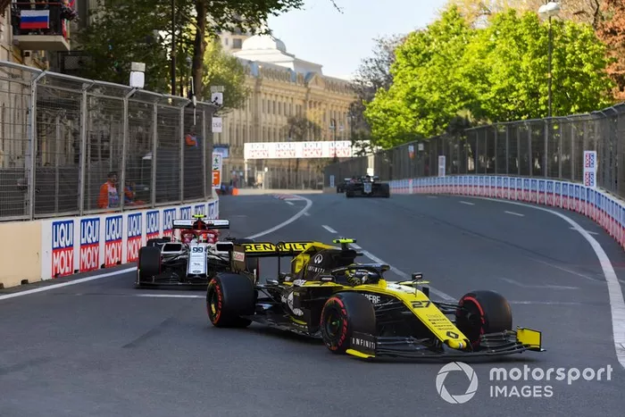 Nico Hulkenberg, Renault R.S. 19, precede Antonio Giovinazzi, Alfa Romeo Racing C38