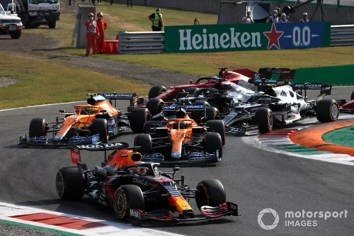 Max Verstappen, Red Bull Racing RB16B, Daniel Ricciardo, McLaren MCL35M, Lando Norris, McLaren MCL35M, Pierre Gasly, AlphaTauri AT02, y el resto en la primera vuelta