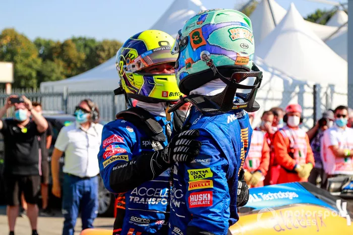 Lando Norris, McLaren, segundo lugar y el ganador Daniel Ricciardo, McLaren, se felicitan mutuamente en el Parc Ferme