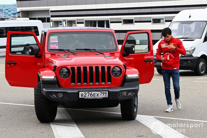 Carlos Sainz, Ferrari, llega al circuito en un Jeep