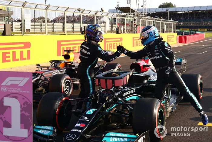Ganador de la primera posición para la carrera Sprint Lewis Hamilton, Mercedes y el tercer puesto Valtteri Bottas, Mercedes