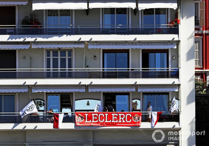 Pancarta de apoyo a Charles Leclerc, Ferrari