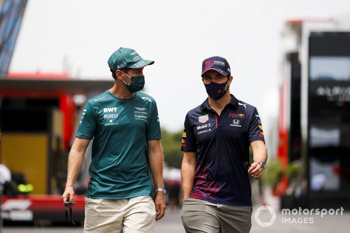 Sebastian Vettel, Aston Martin, Sergio Pérez, Red Bull Racing en el paddock