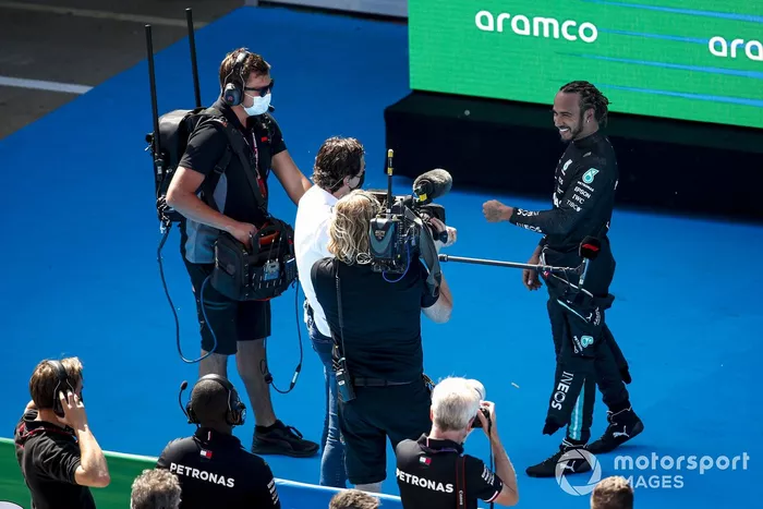 Lewis Hamilton, de Mercedes, es entrevistado por Pedro de la Rosa tras conseguir su pole número 100 en la F1