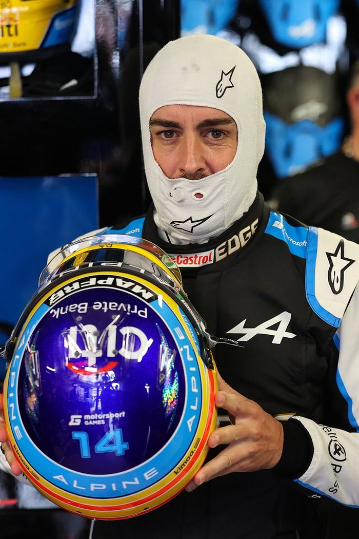 Casco de Fernando Alonso, Alpine A521 con el logo de Motorsport Games