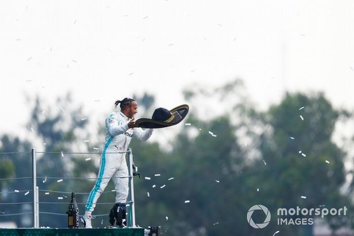 Ganador de la carrera Lewis Hamilton, Mercedes AMG F1, lanza el sombrero de Mario Achi, promotor mexicano de GP, al público desde el podio