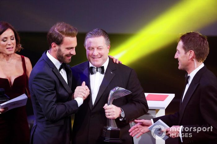Vergne recebe prêmio de Momento do Ano de Zak Brown