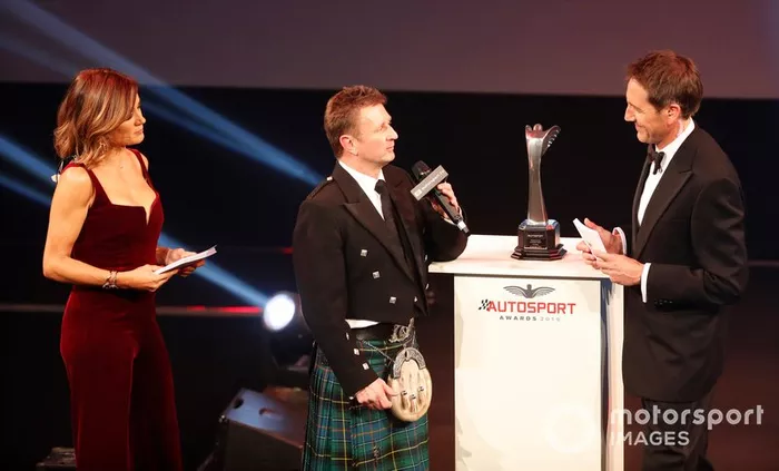 Allan McNish sul palco per presentare il Pioneering and Innovation Award