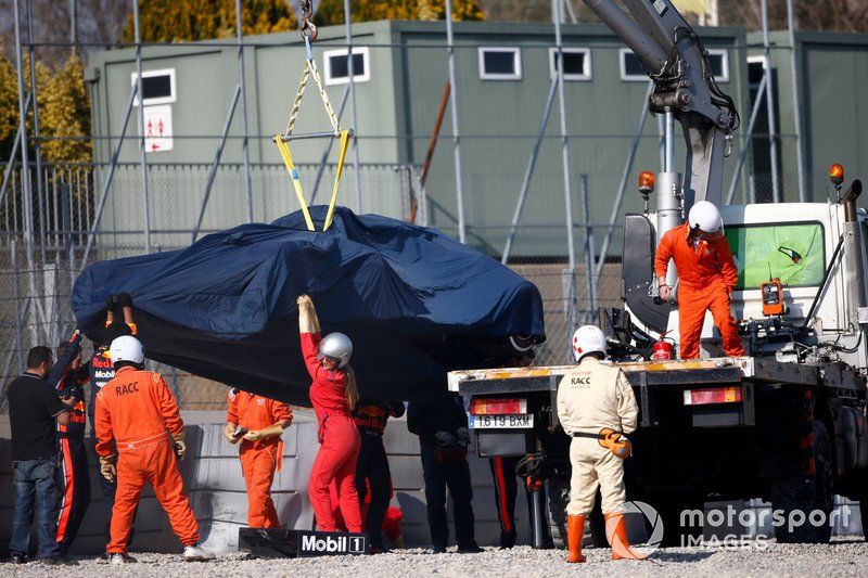 Staff do circuito de Barcelona recolhe carro de Gasly
