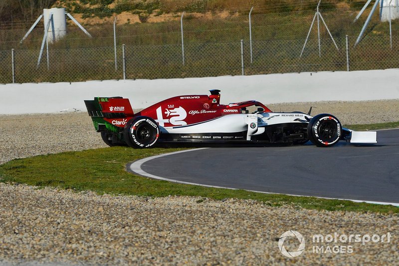 Kimi Raikkonen, Alfa Romeo Racing C38, hace trompo