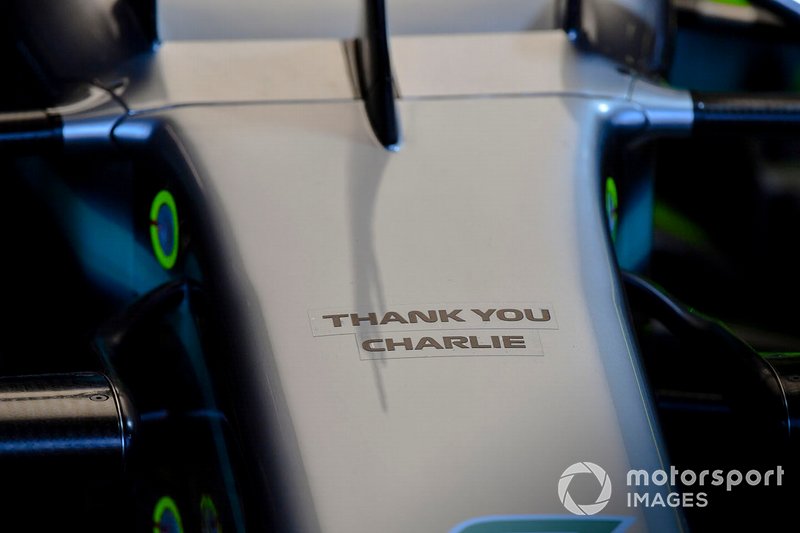Mercedes AMG F1 W10 burnunda Charlie Whiting, FIA Yarış Direktörü anısına mesaj