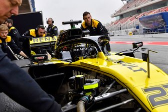 Nico Hulkenberg, Renault F1 Team R.S. 19, s'arrête au stand