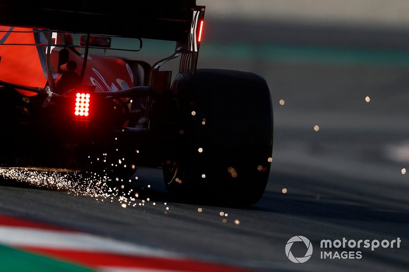 Sebastian Vettel, Ferrari SF90, fait des étincelles