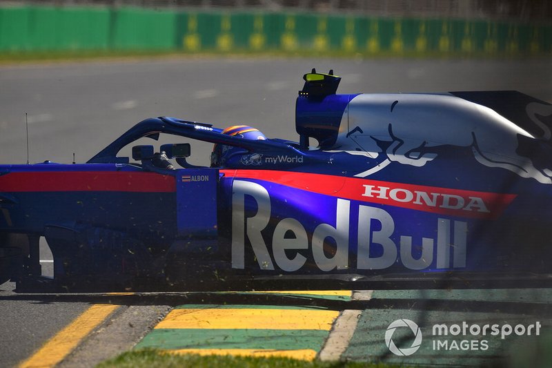 Alexander Albon, Toro Rosso STR14, melintir