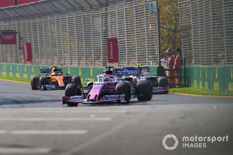 Sergio Perez, Racing Point RP19, precede Lance Stroll, Racing Point RP19, e Carlos Sainz Jr., McLaren MCL34